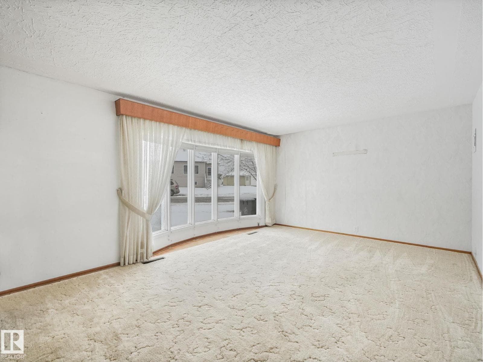 5004 49 AV photo 5