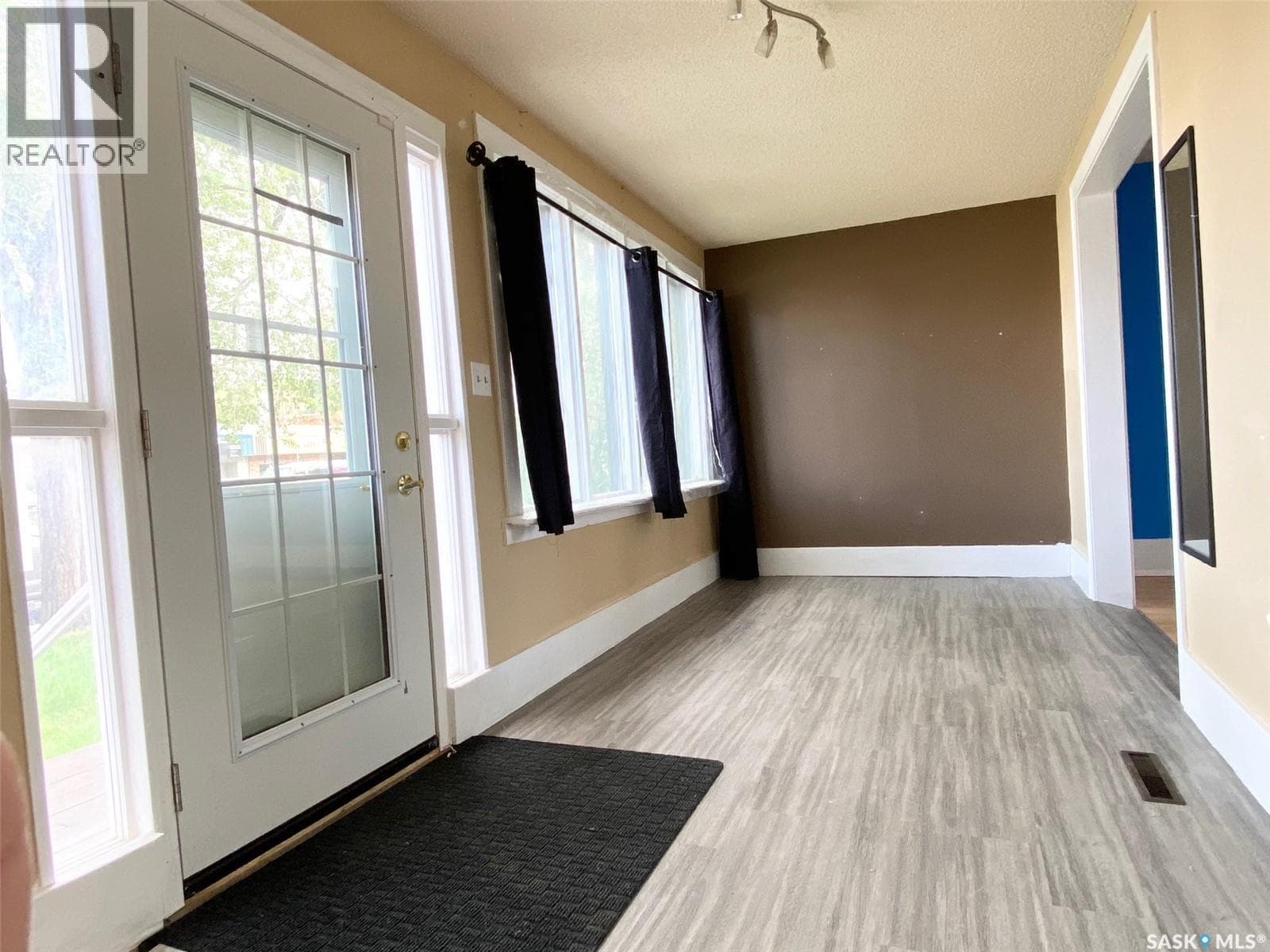 3033 Dewdney AVENUE — photo 3