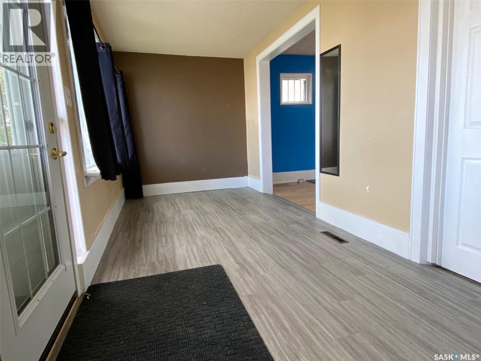3033 Dewdney AVENUE — photo 4