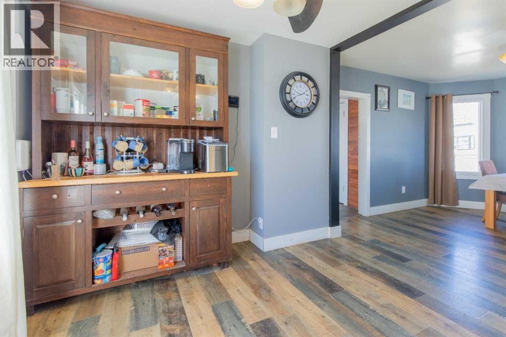446 21 Street photo 5