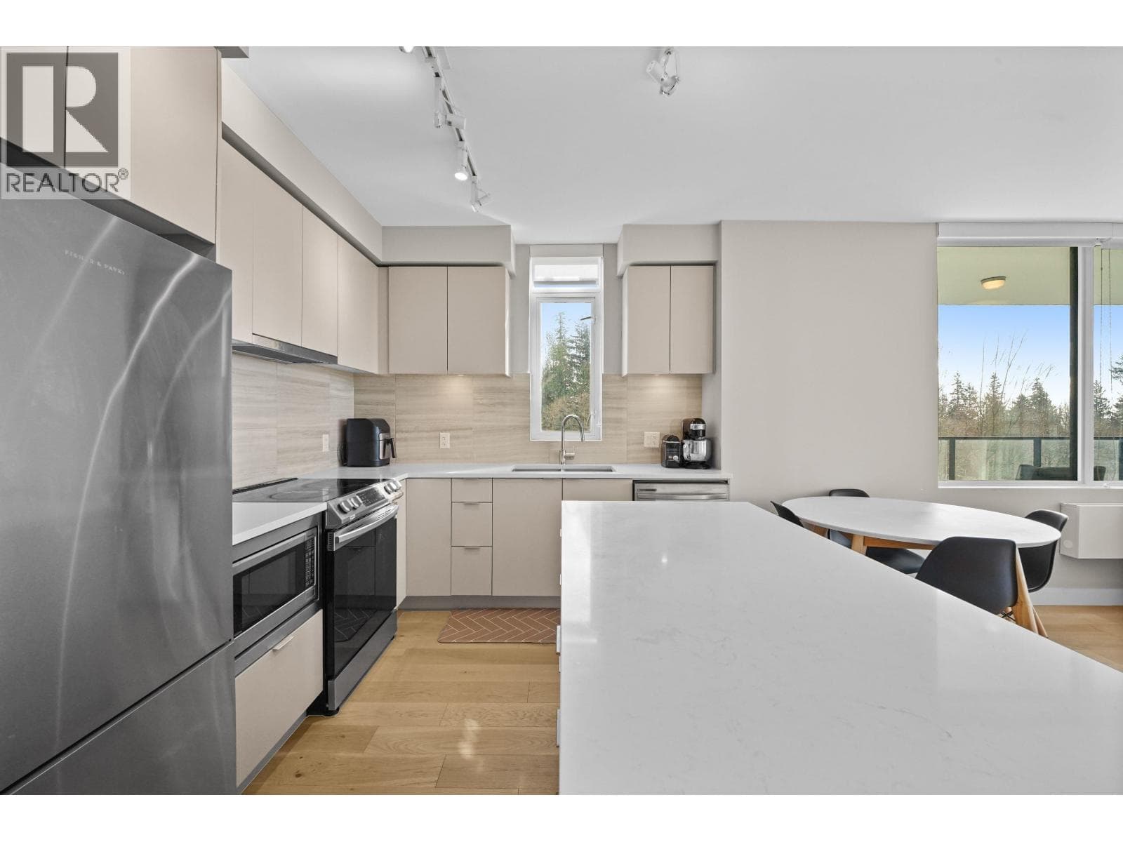 604 8761 UNIVERSITY CRESCENT photo 3