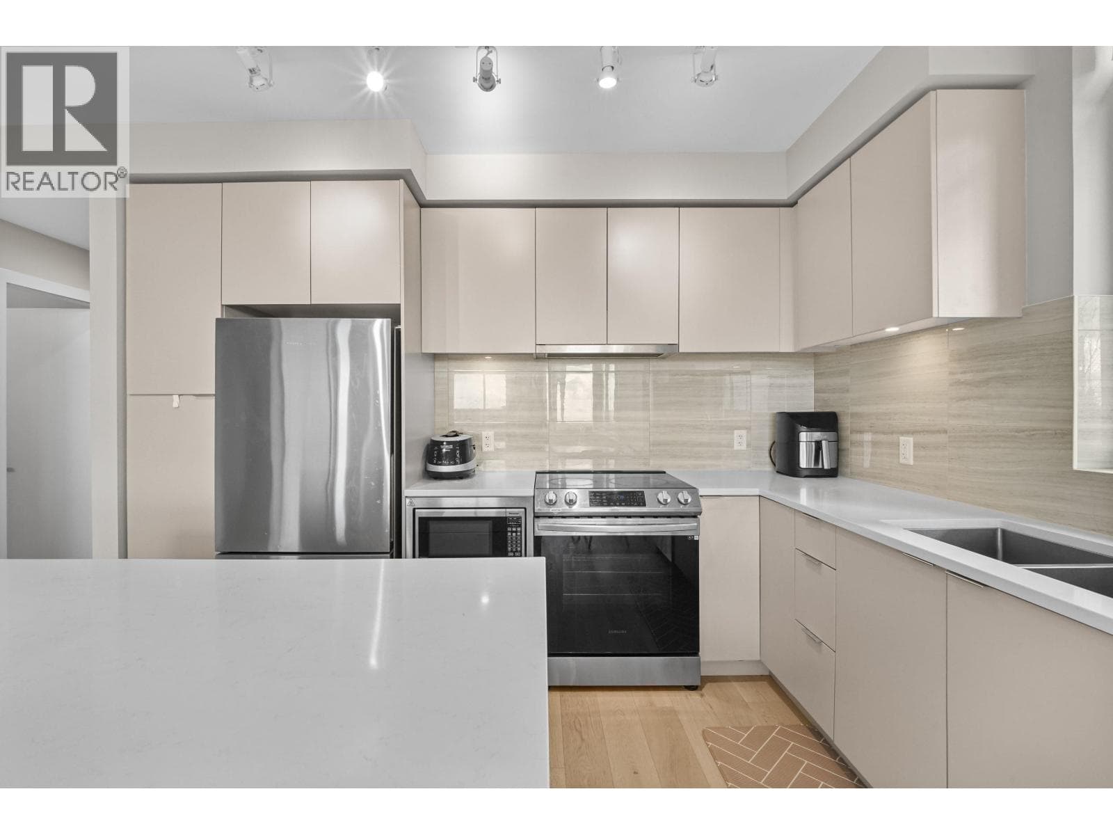 604 8761 UNIVERSITY CRESCENT photo 2