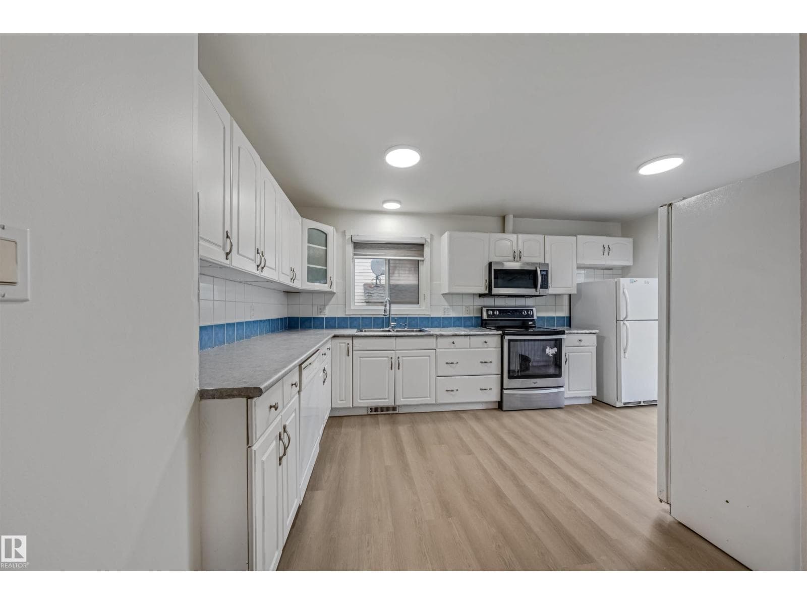 2831 36 ST NW photo 5