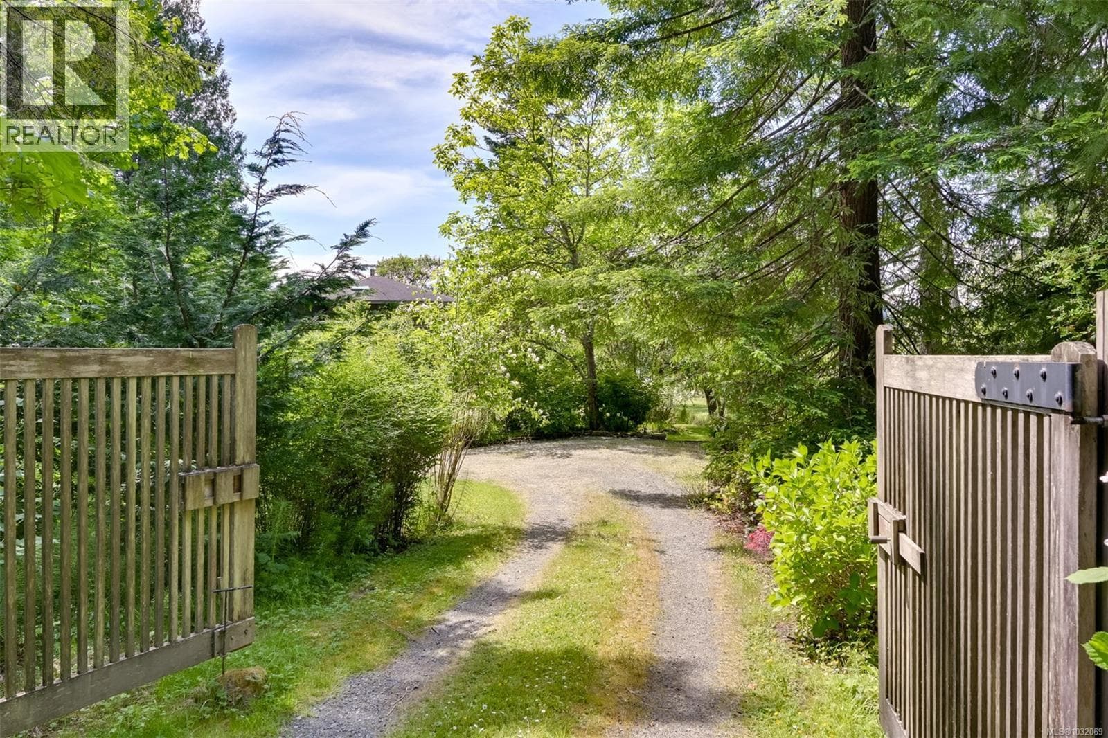 114 Arbutus Rd photo 3