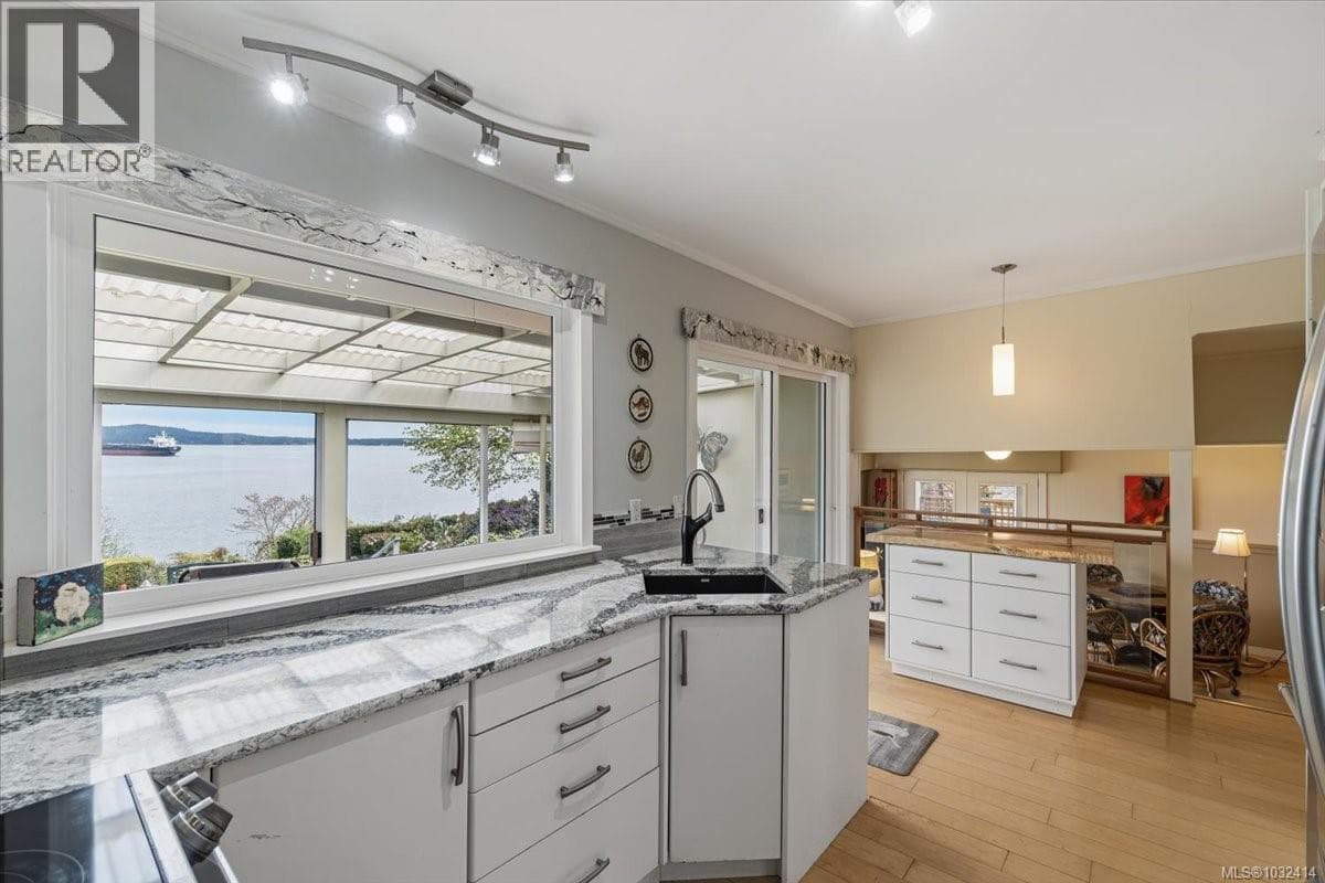 3648 Seaview Cres photo 5
