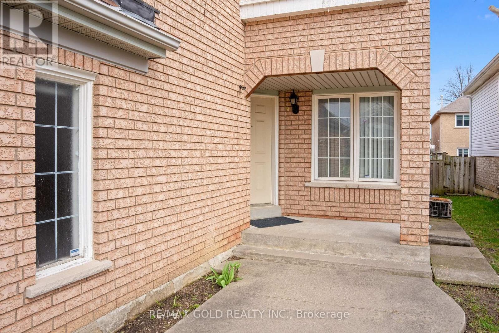 107 SECLUSION CRESCENT photo 2