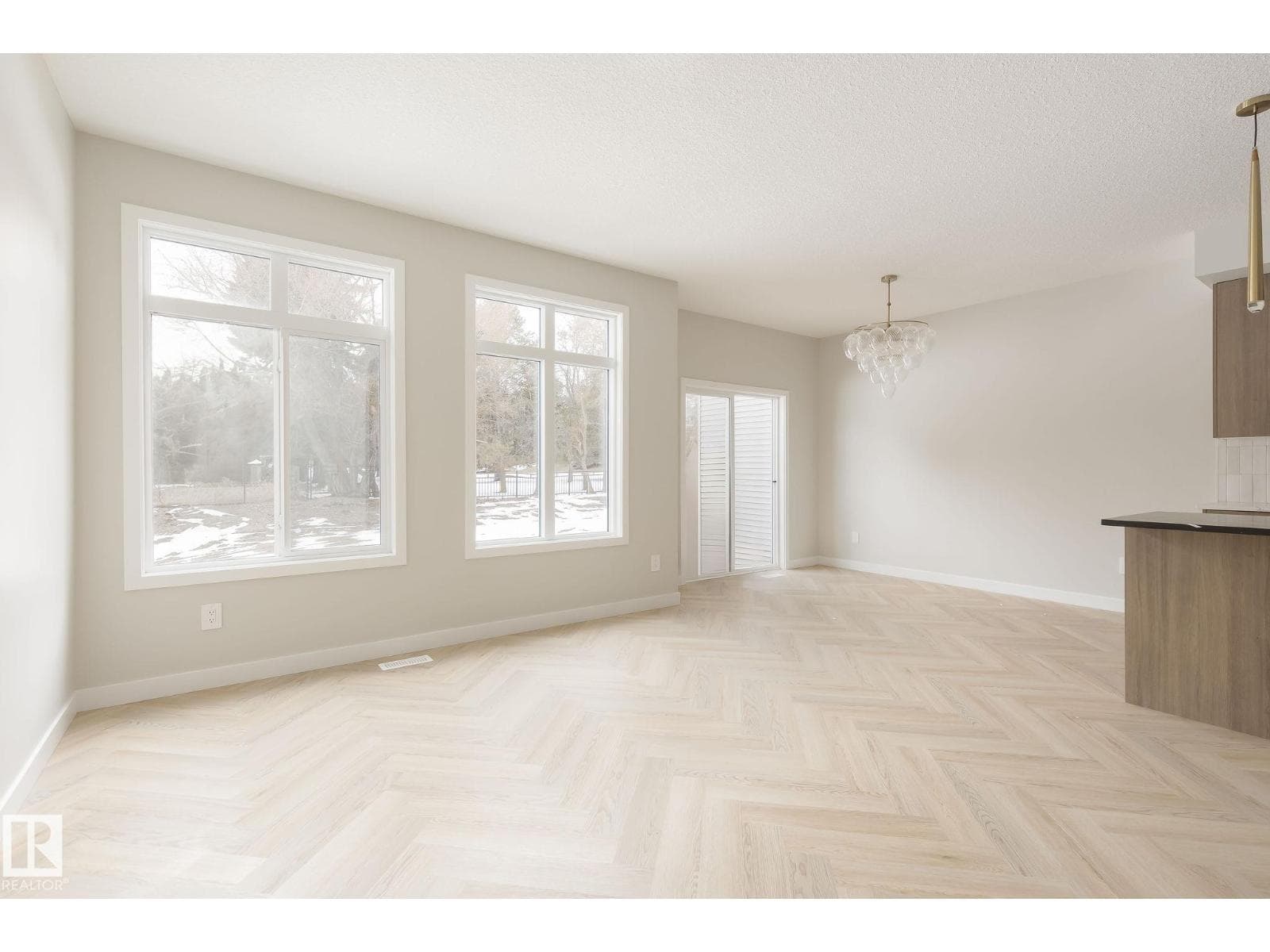 20620 43 AV NW photo 5
