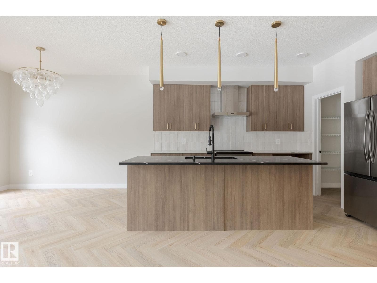 20620 43 AV NW photo 4