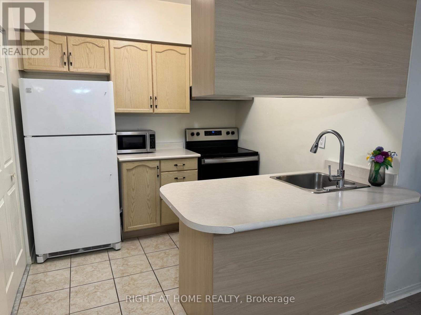 212 - 7378 YONGE STREET photo 2