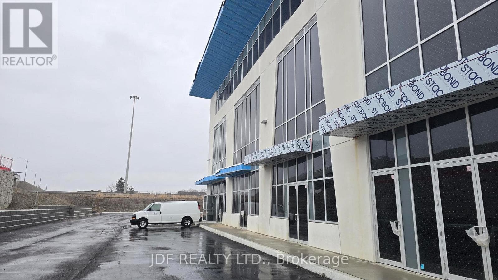 6 - 435 CITYVIEW BOULEVARD photo 2
