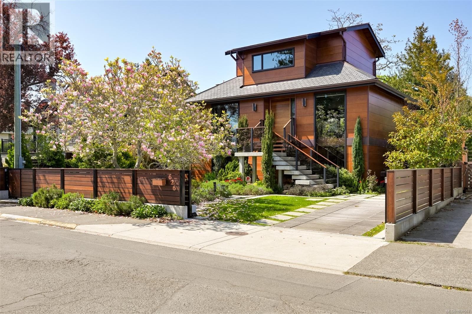626 Monterey Ave photo 2