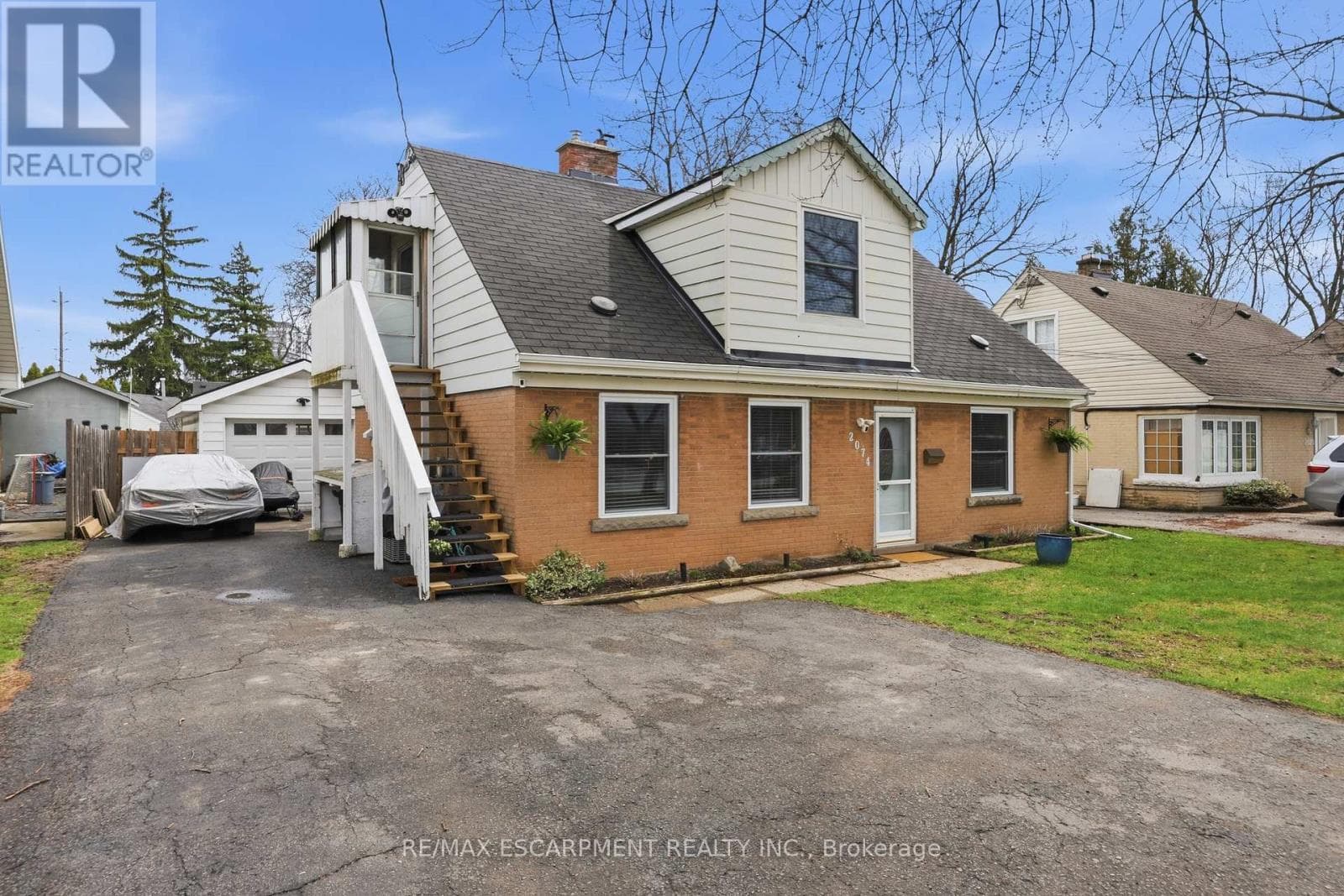 2074 CHURCHILL AVENUE photo 2