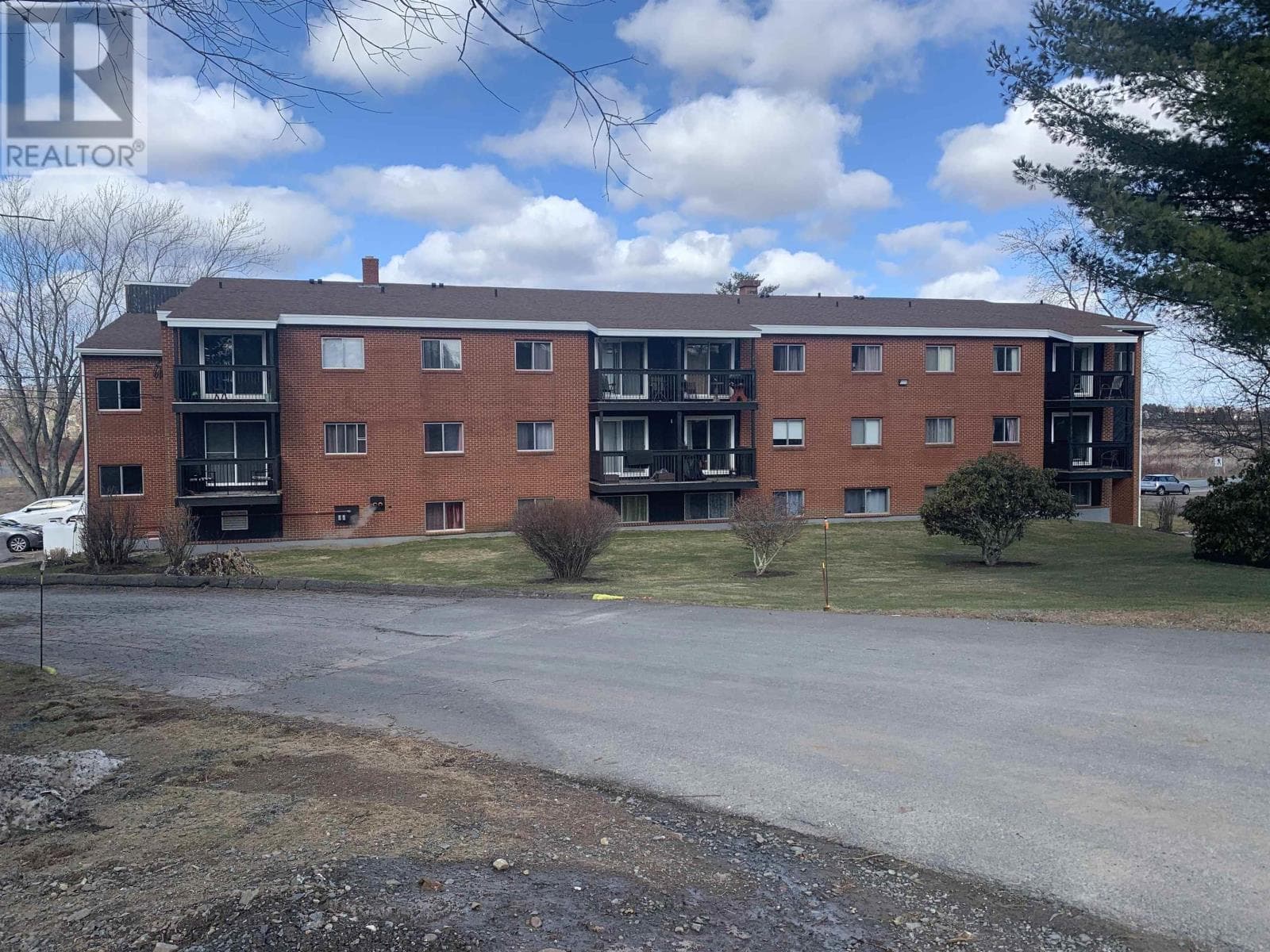 1011 Burgess Crescent photo 2