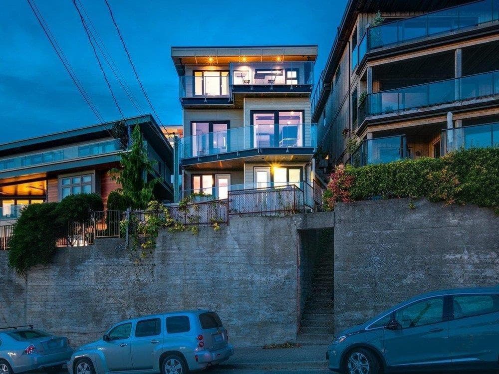 15061 VICTORIA AVENUE photo 2