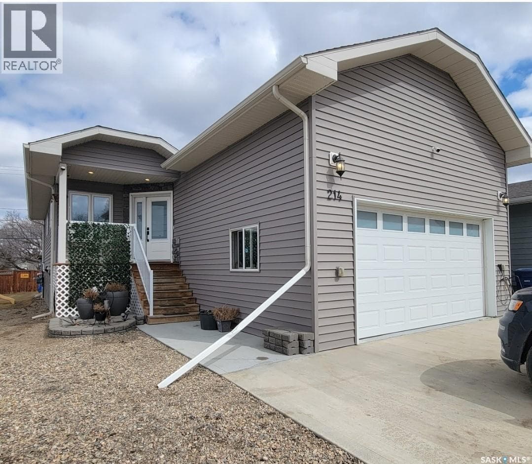 4 bed 3 bath single family at 214 1st AVENUE W — $368,000
