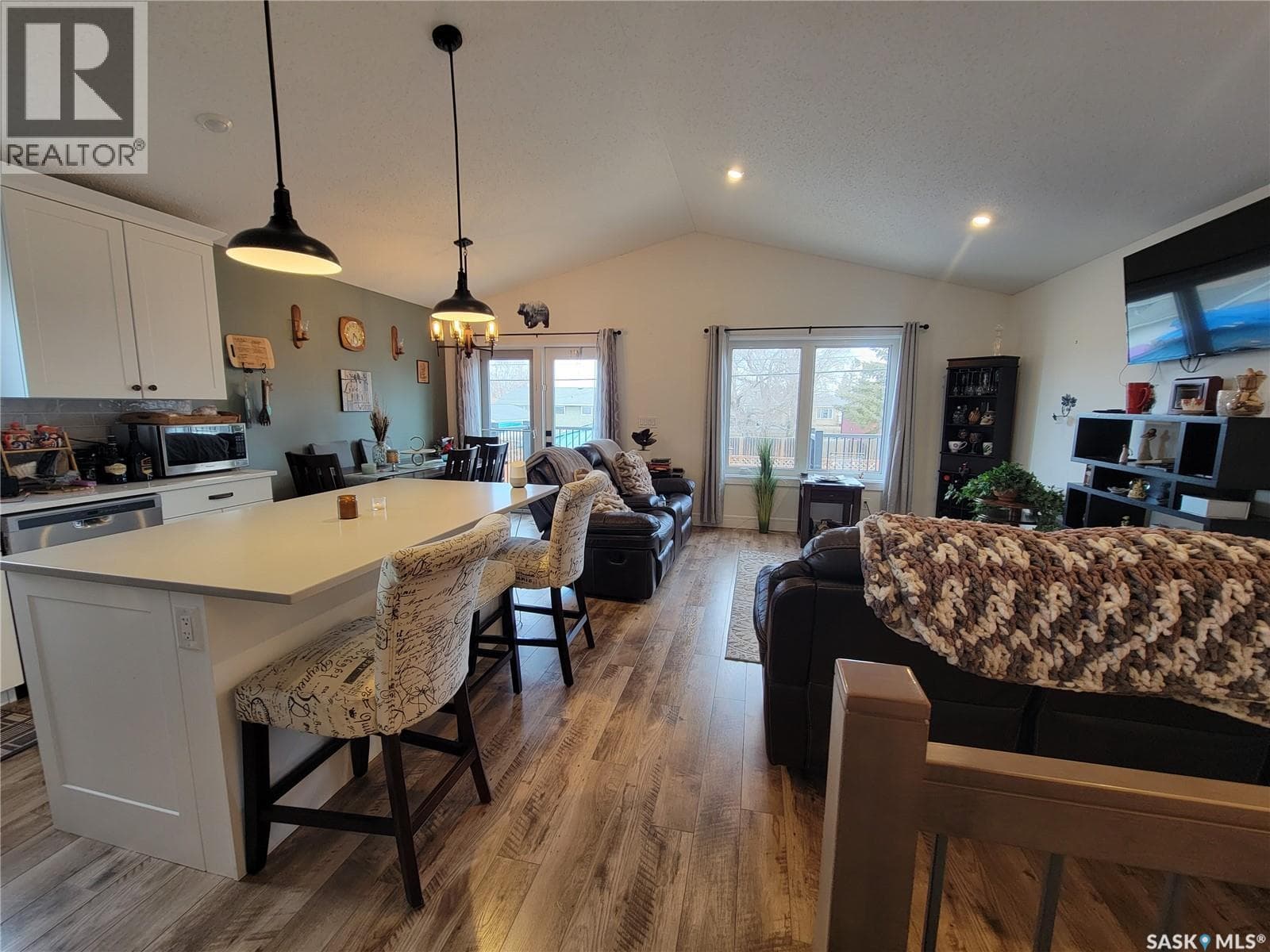 214 1st AVENUE W photo 4