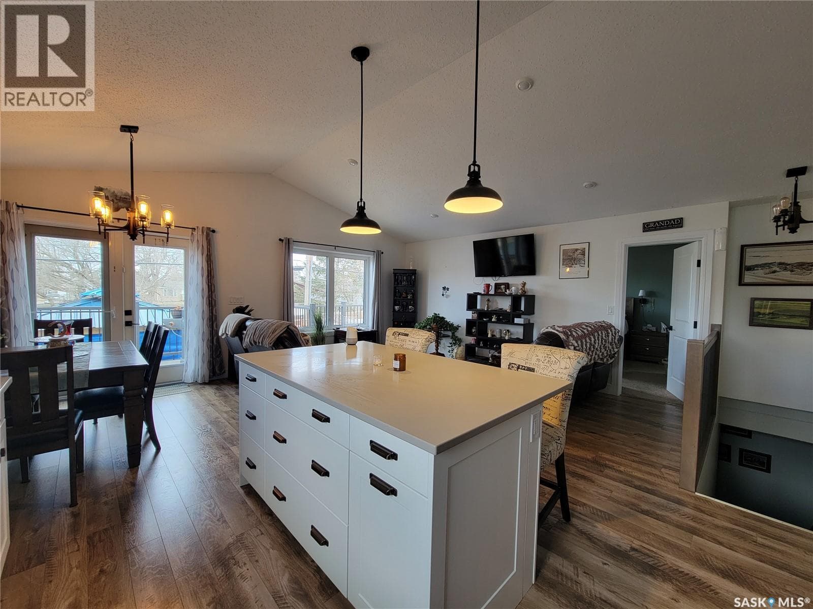 214 1st AVENUE W photo 5
