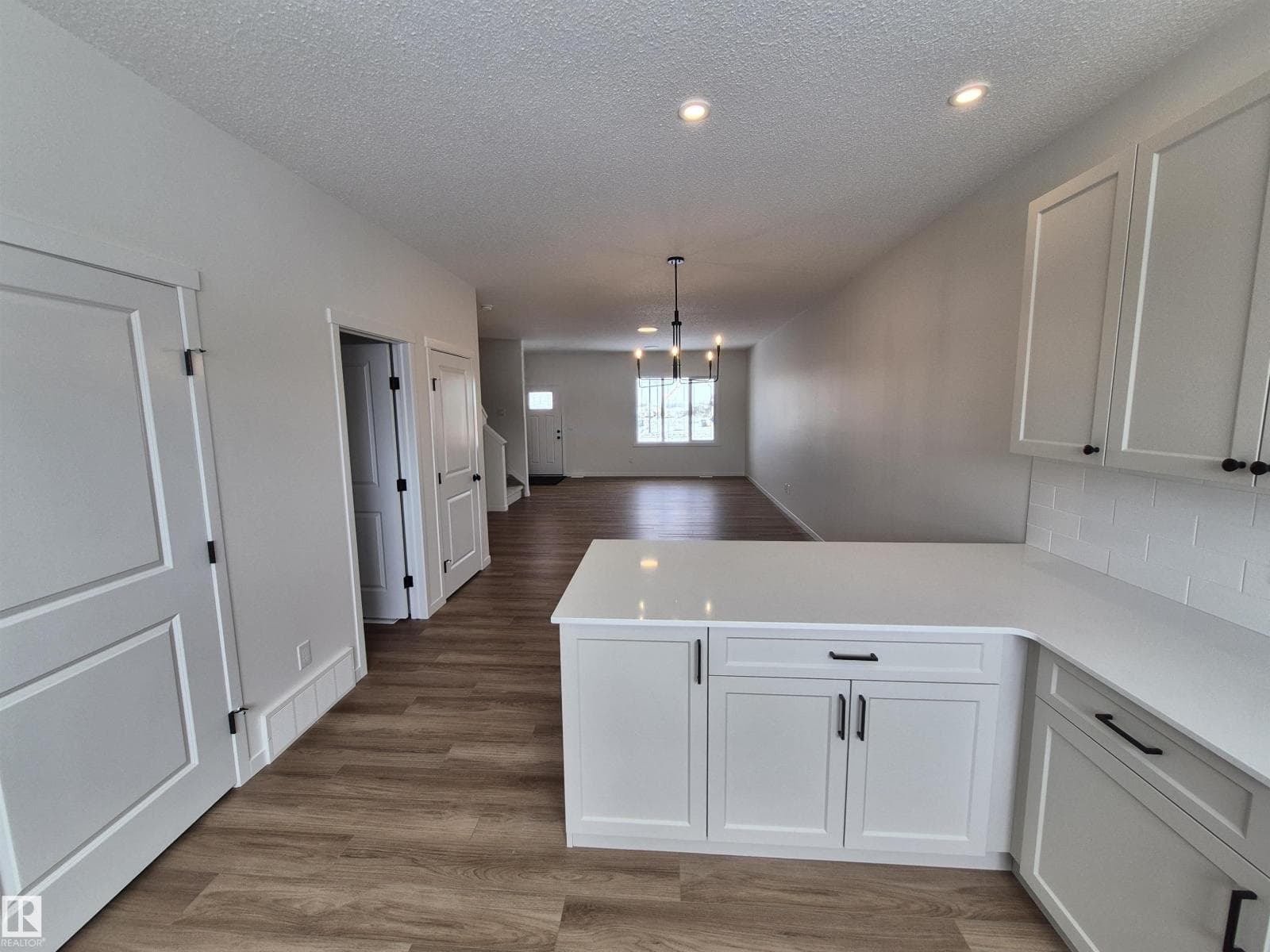 1084 MCLEOD AV — photo 2