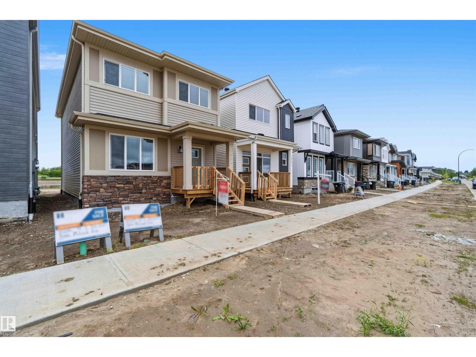 1084 MCLEOD AV — photo 3