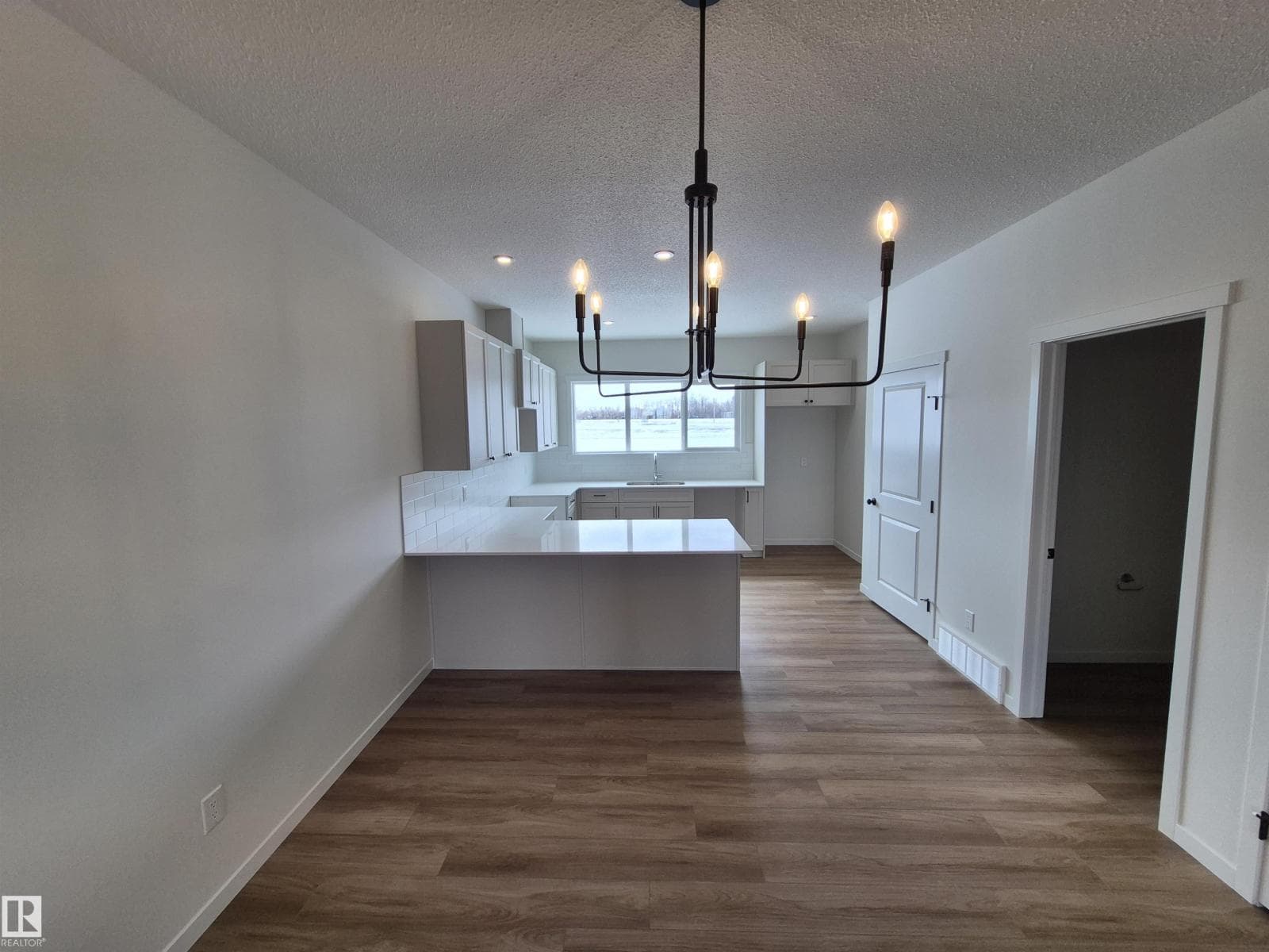 1084 MCLEOD AV — photo 4
