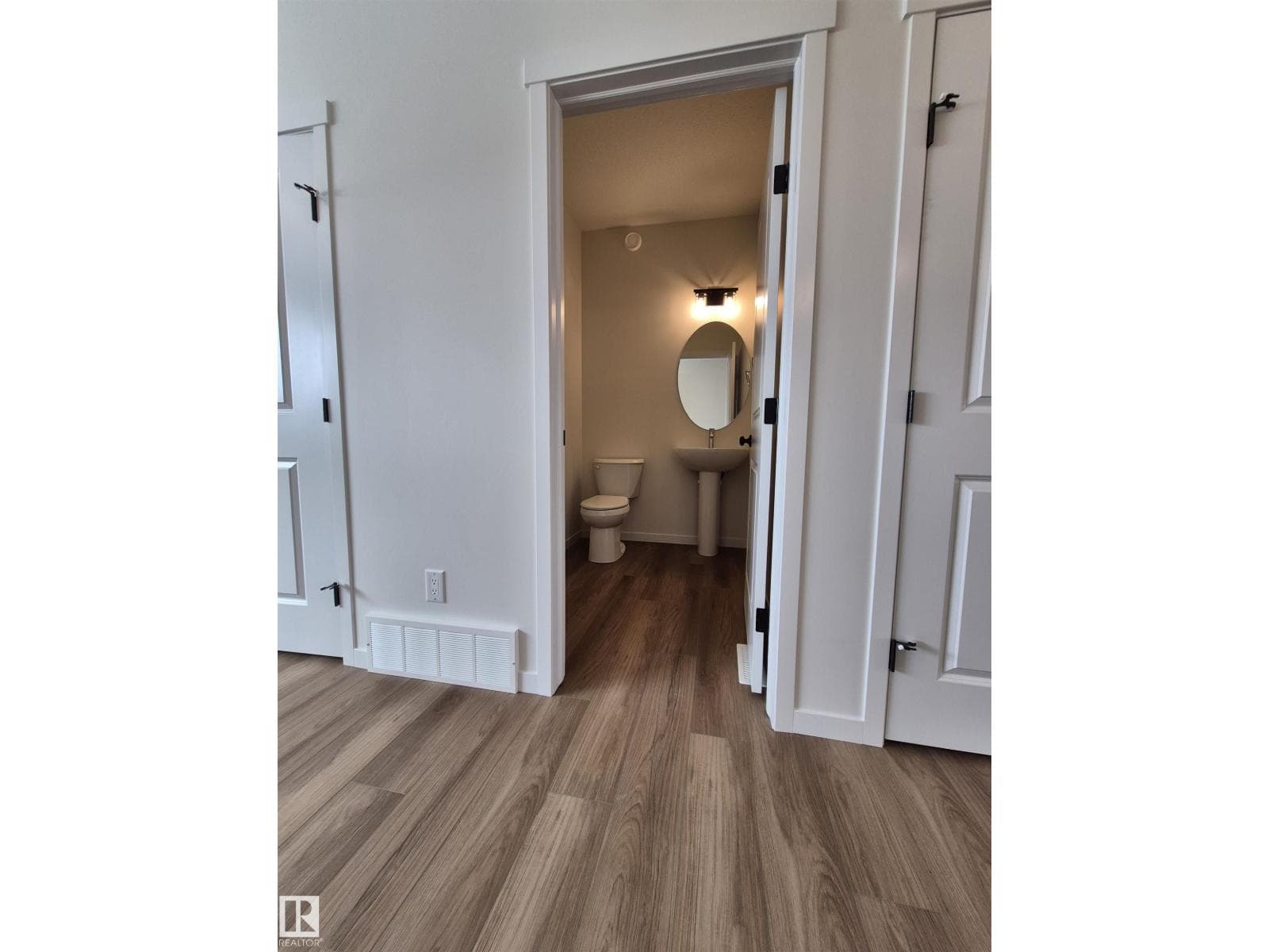 1084 MCLEOD AV — photo 5