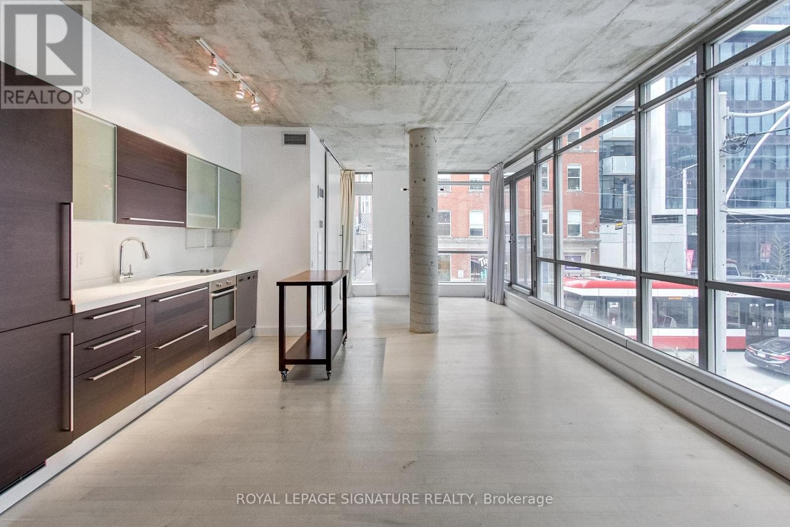 204 - 36 CHARLOTTE STREET photo 2