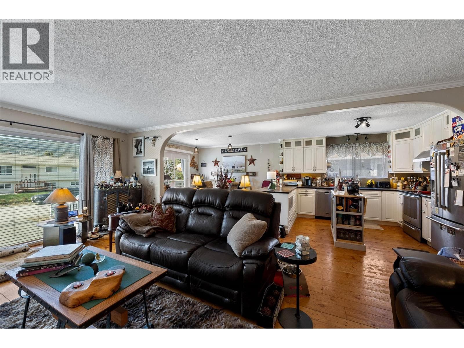 4602 Strawberry Lane photo 4