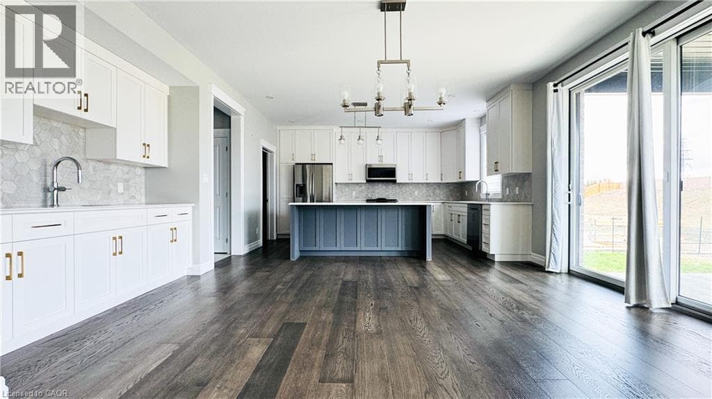 310 BLAKE Avenue photo 4