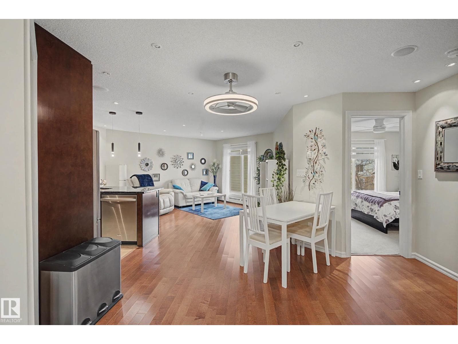 #210 2204 44 AV NW photo 3