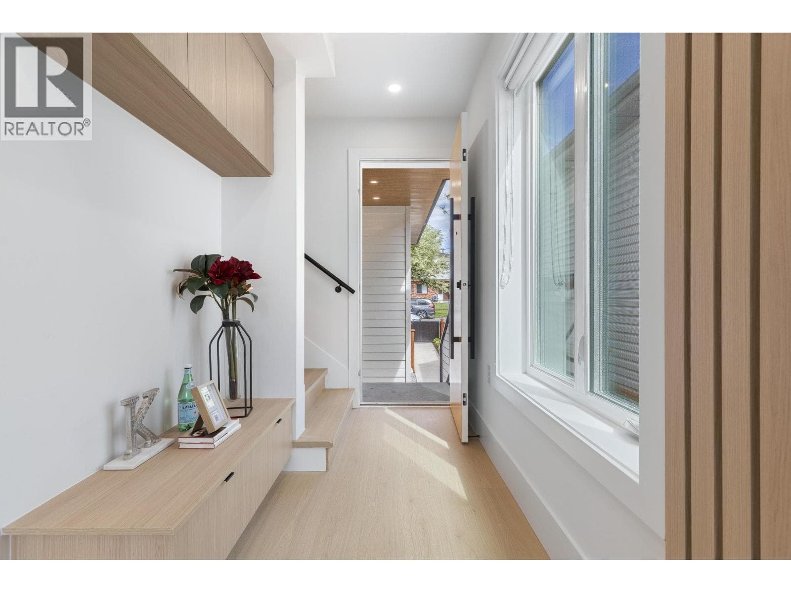 2 4257 BEATRICE STREET photo 5