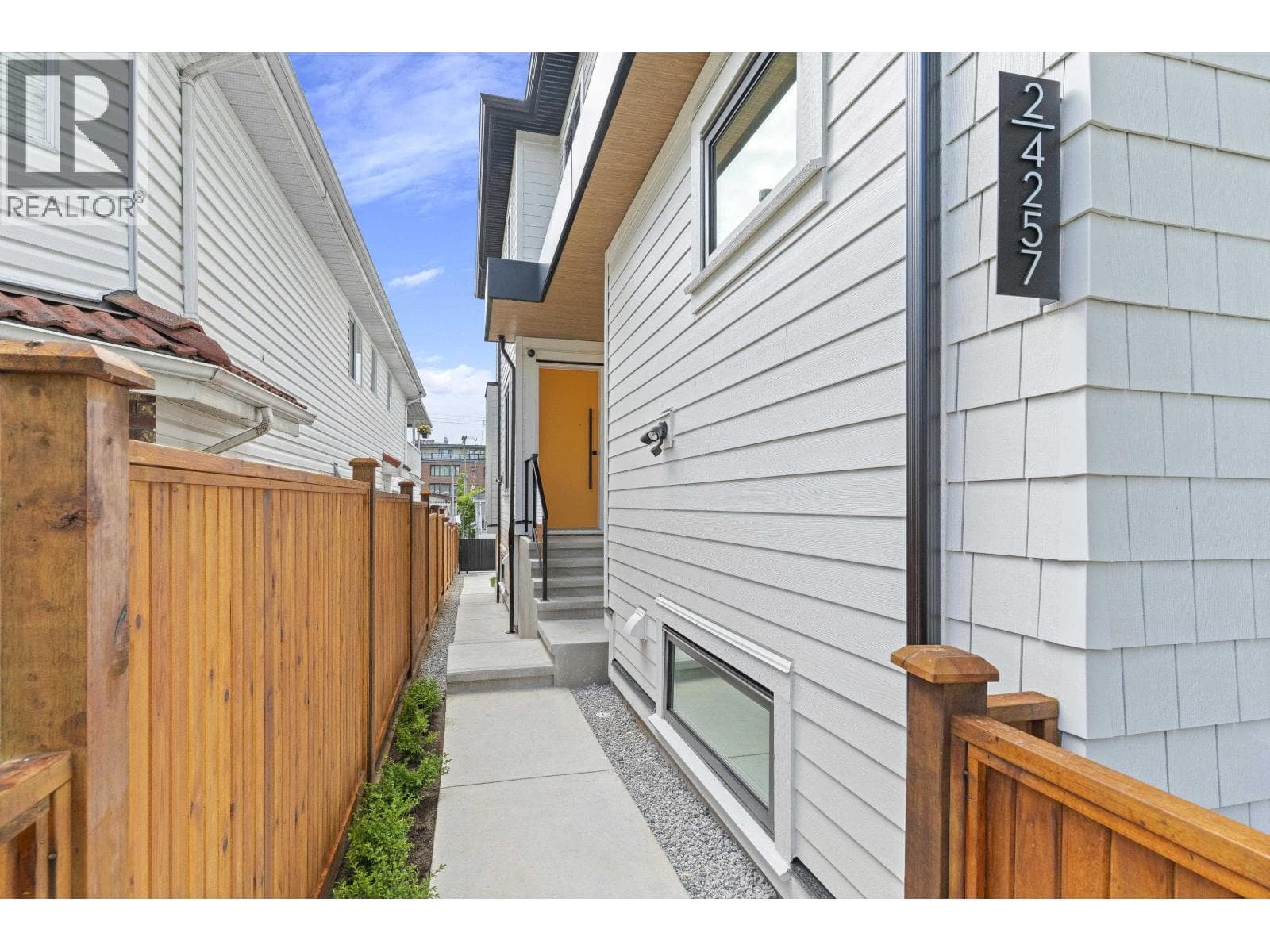 2 4257 BEATRICE STREET photo 4