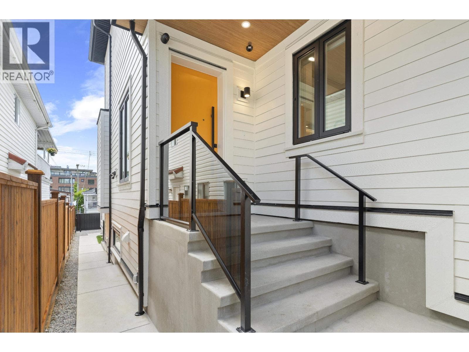 2 4257 BEATRICE STREET photo 2