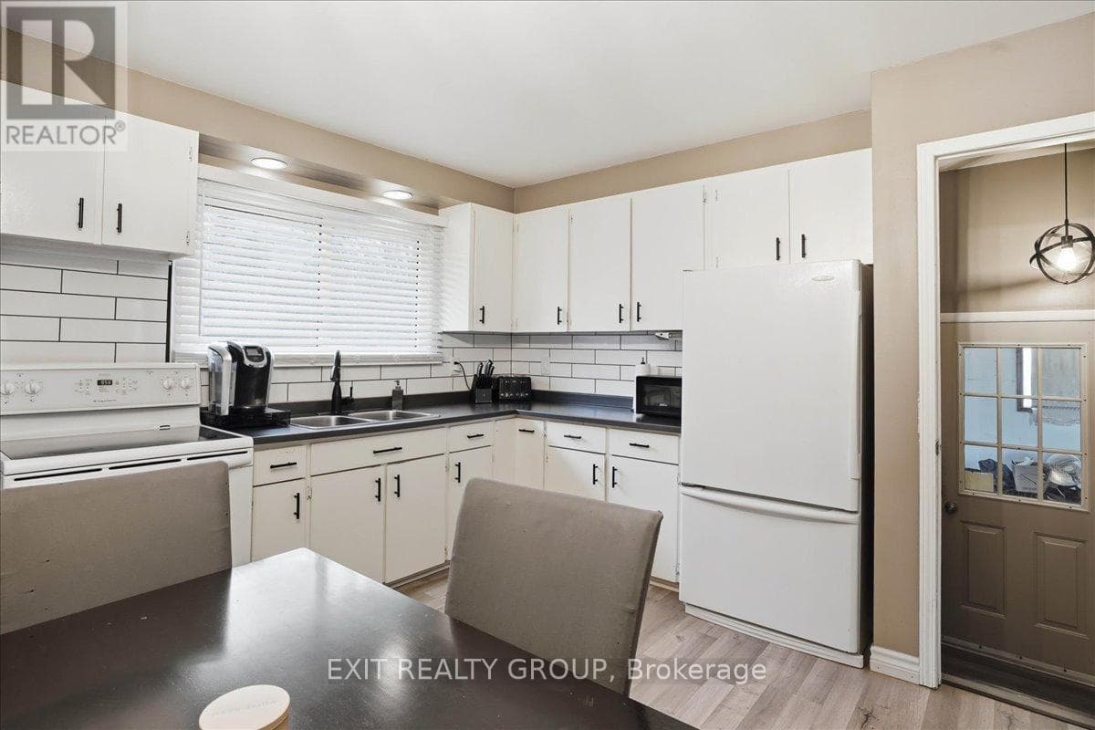518 AIKINS ROAD photo 5