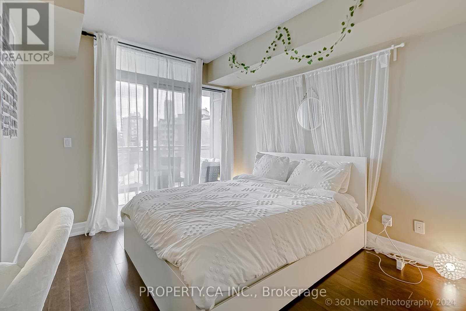 702 - 8 SCOLLARD STREET photo 4