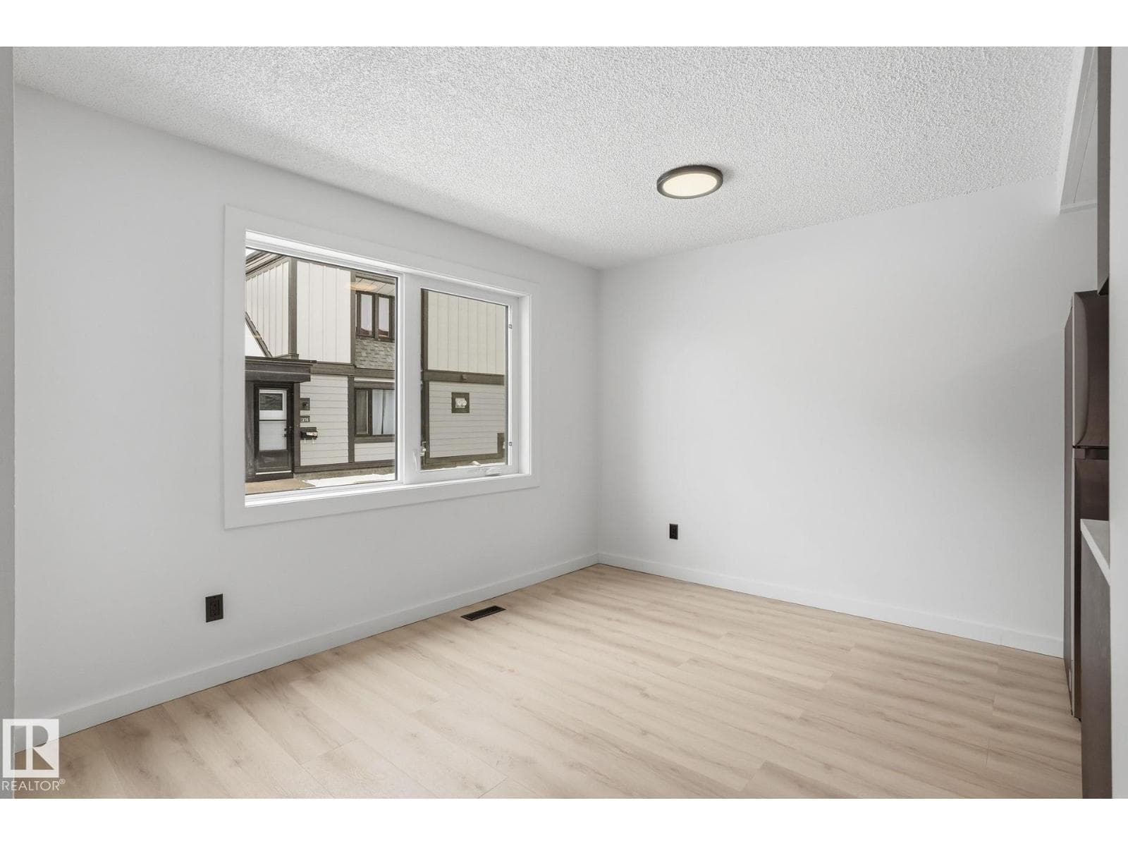#260 3307 116A AV NW photo 4