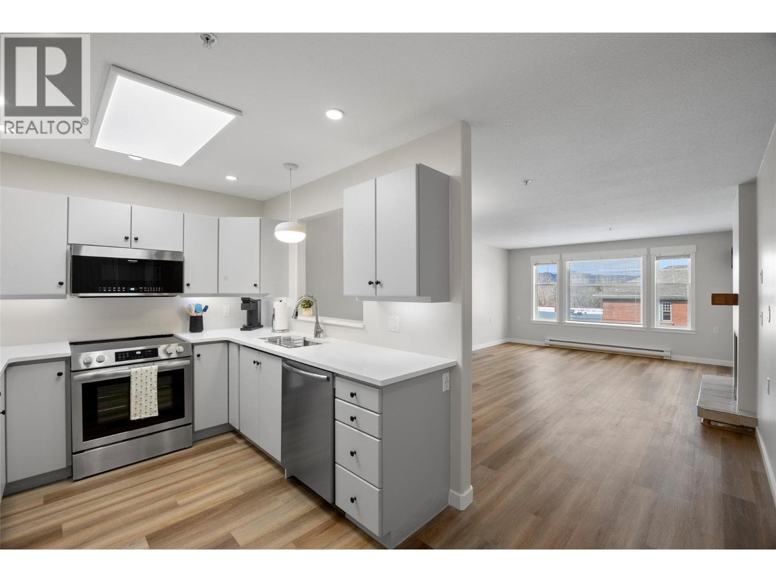490 LORNE Street Unit# 203 photo 3