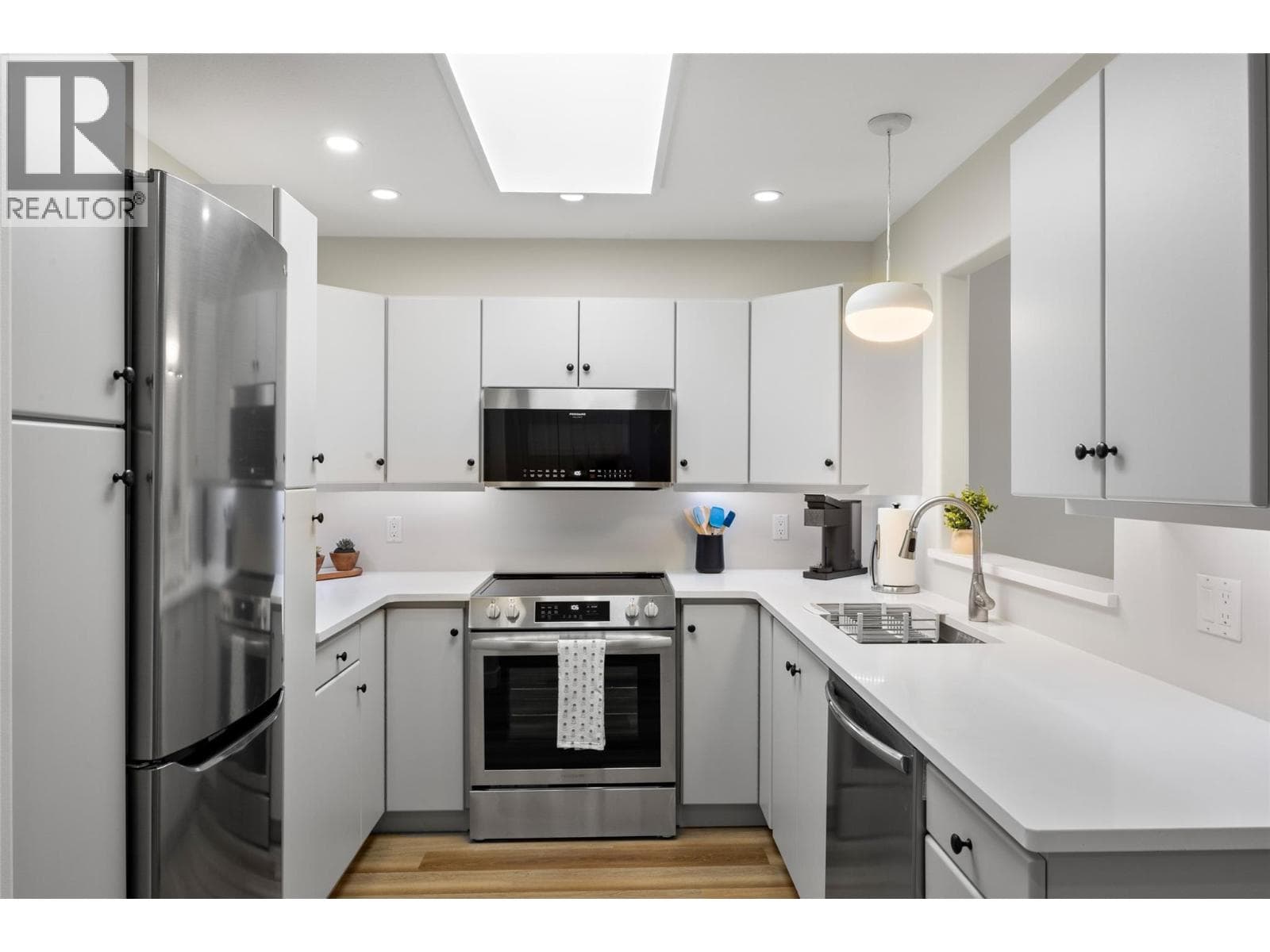 490 LORNE Street Unit# 203 photo 5
