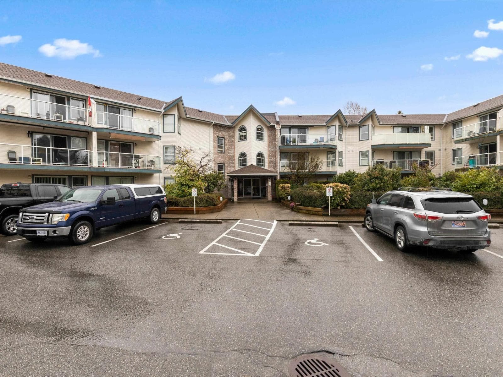 210 27358 32 AVENUE photo 2