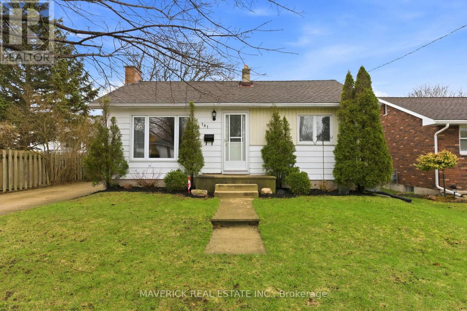 181 PICTON STREET W photo 2