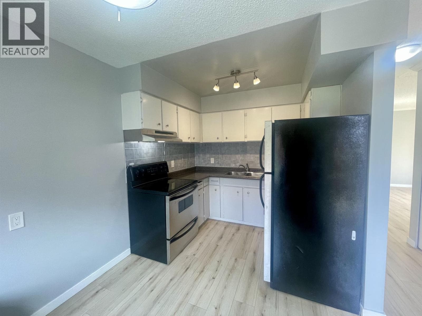 4 306 HIGHLAND WAY photo 3