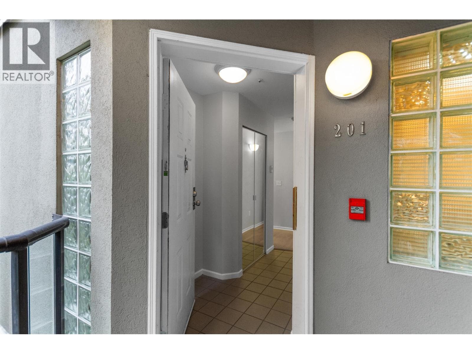 201 4688 W 10TH AVENUE photo 2