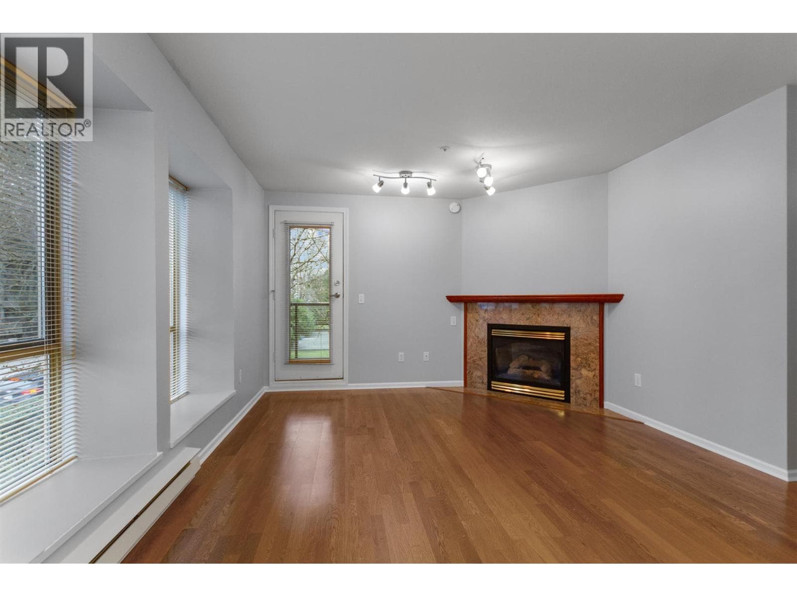201 4688 W 10TH AVENUE photo 3