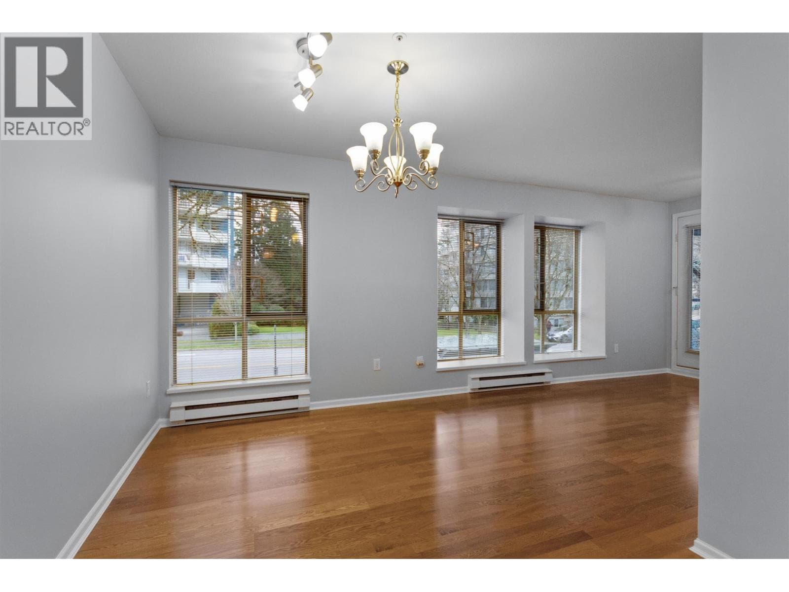 201 4688 W 10TH AVENUE photo 4