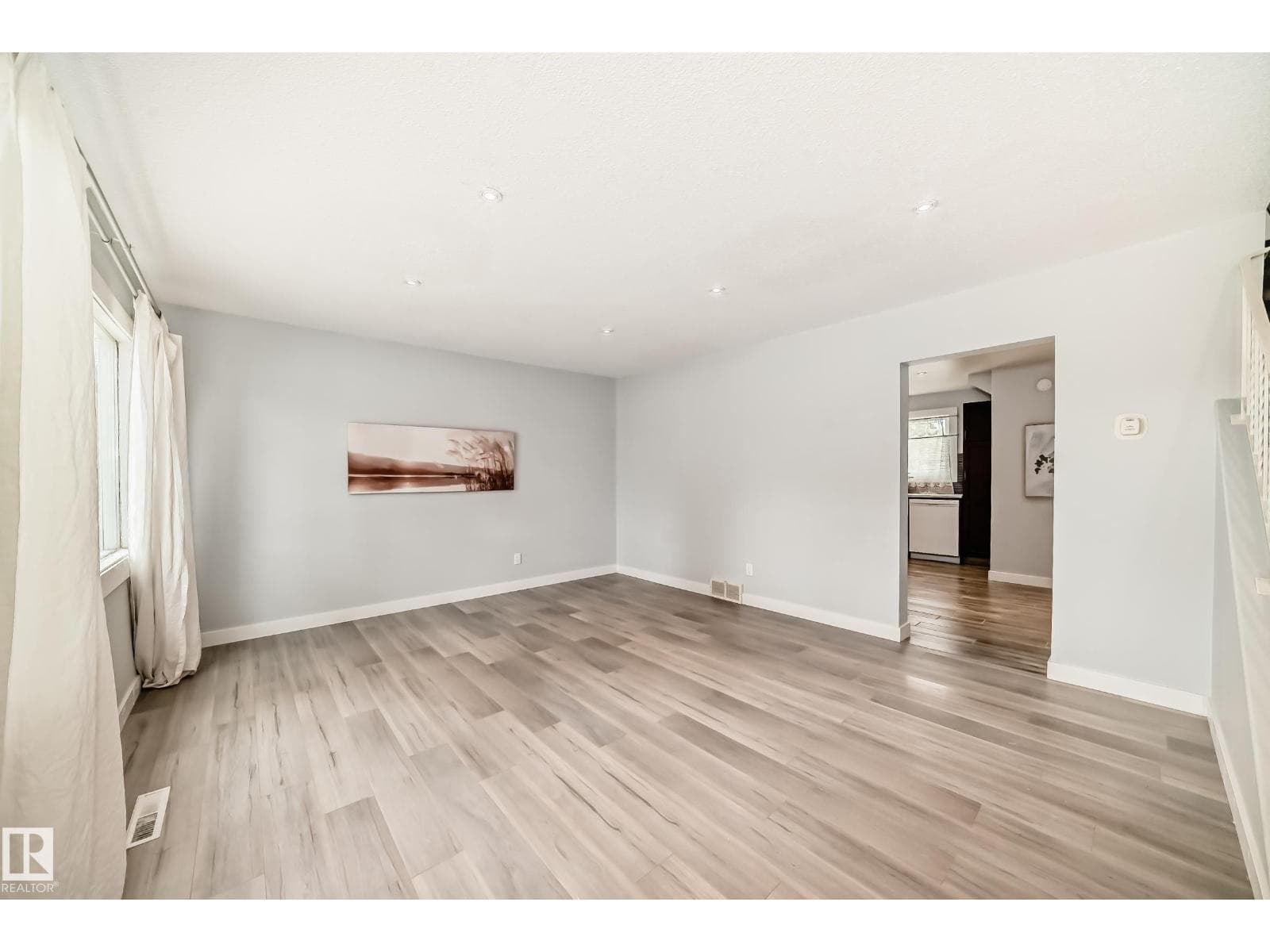 11811 44 ST NW photo 5