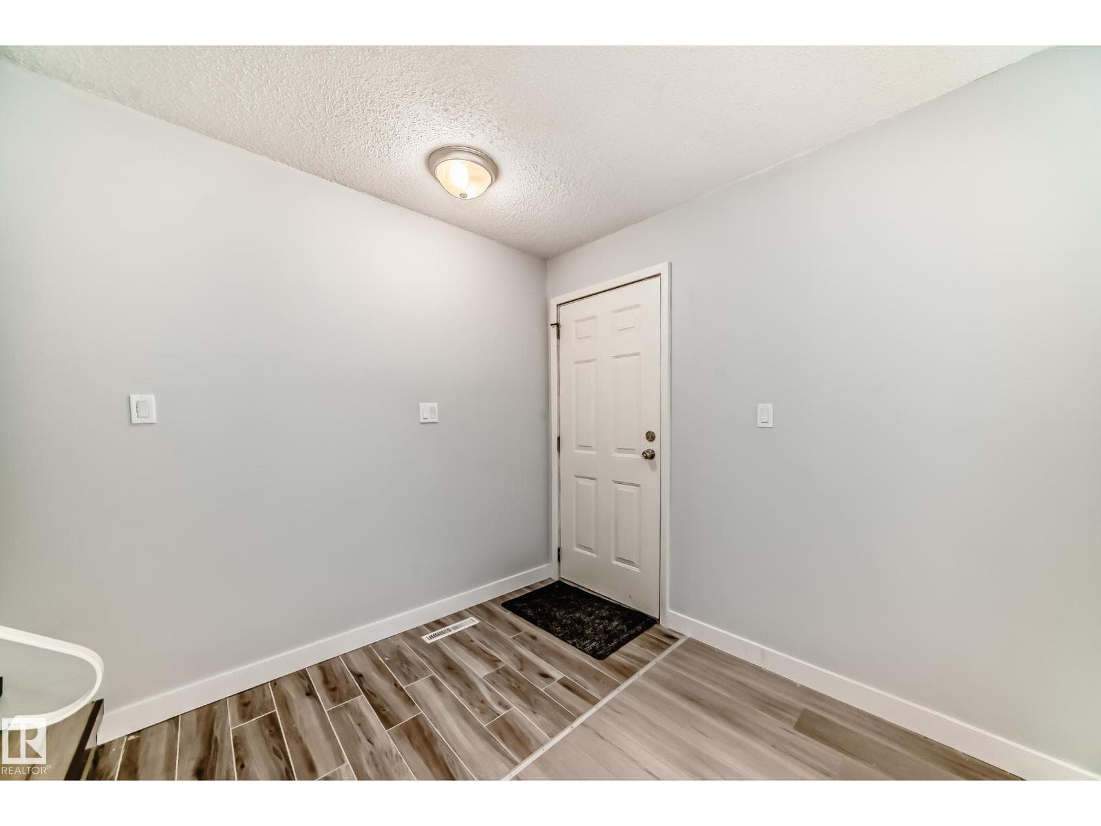 11811 44 ST NW photo 3
