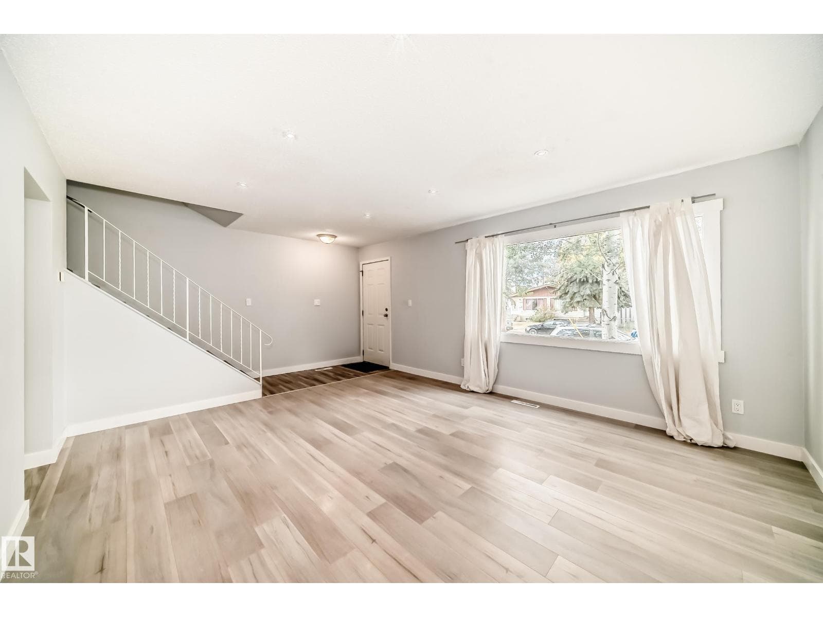 11811 44 ST NW photo 4