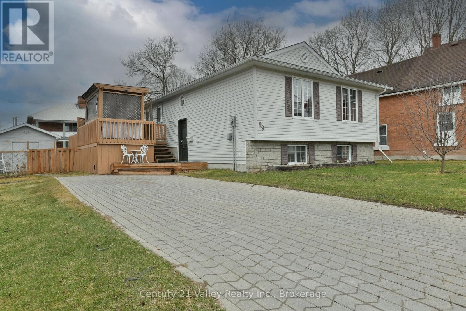 3 bed 2 bath single family at 99 QUEEN STREET N — $489,900