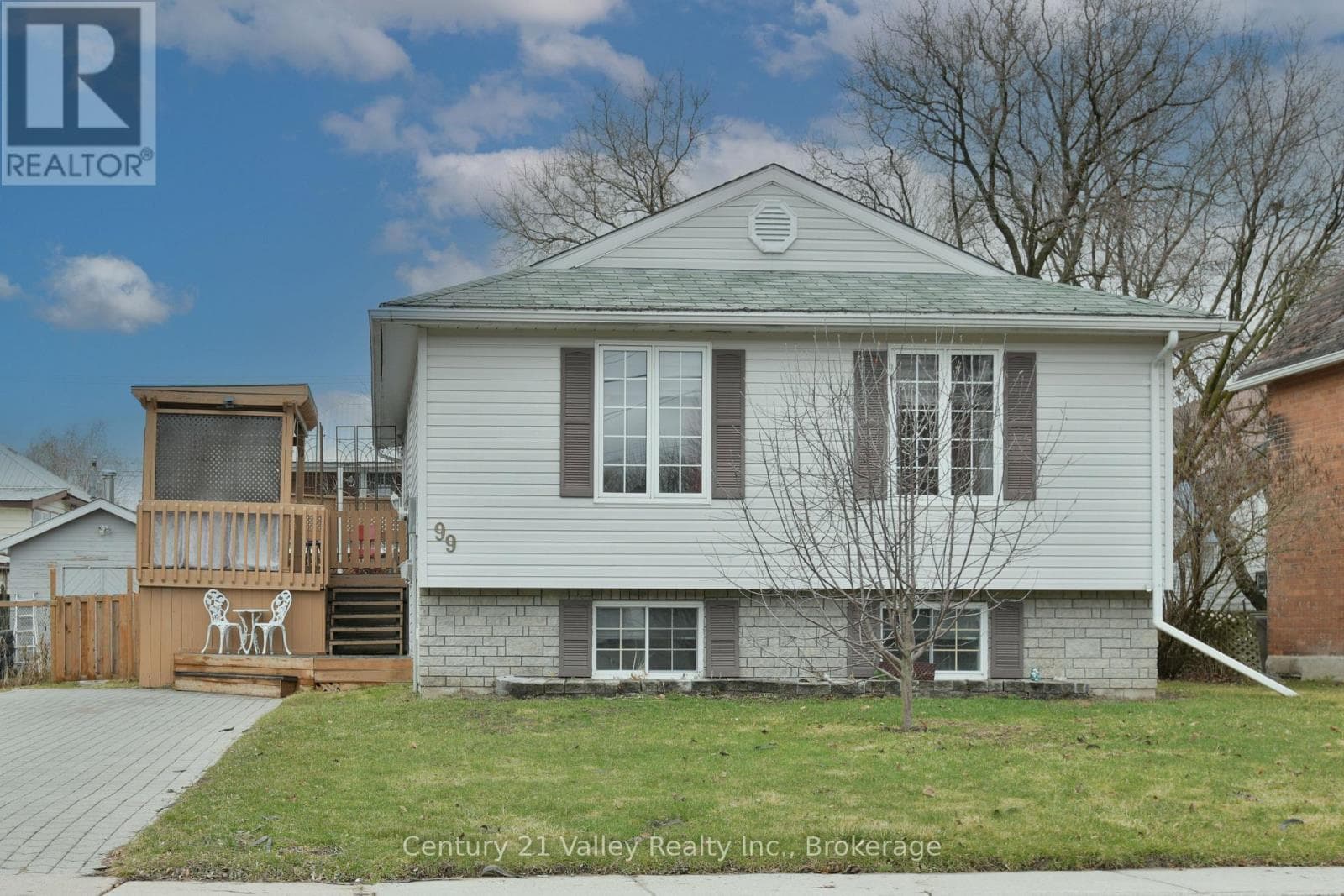 99 QUEEN STREET N photo 2