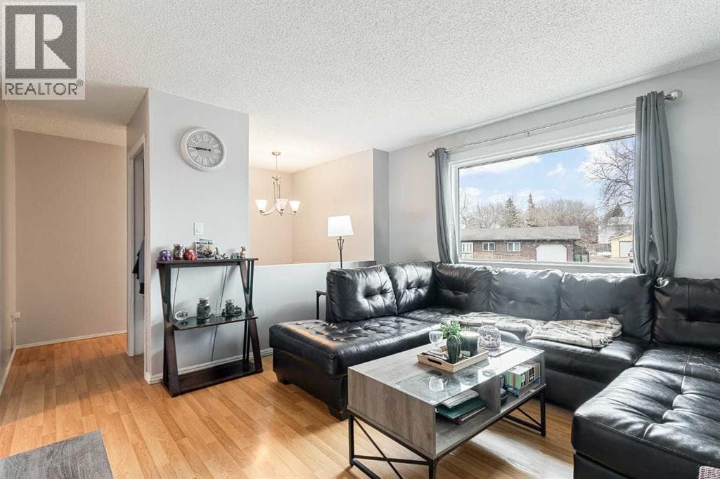 2713 47 Avenue photo 4