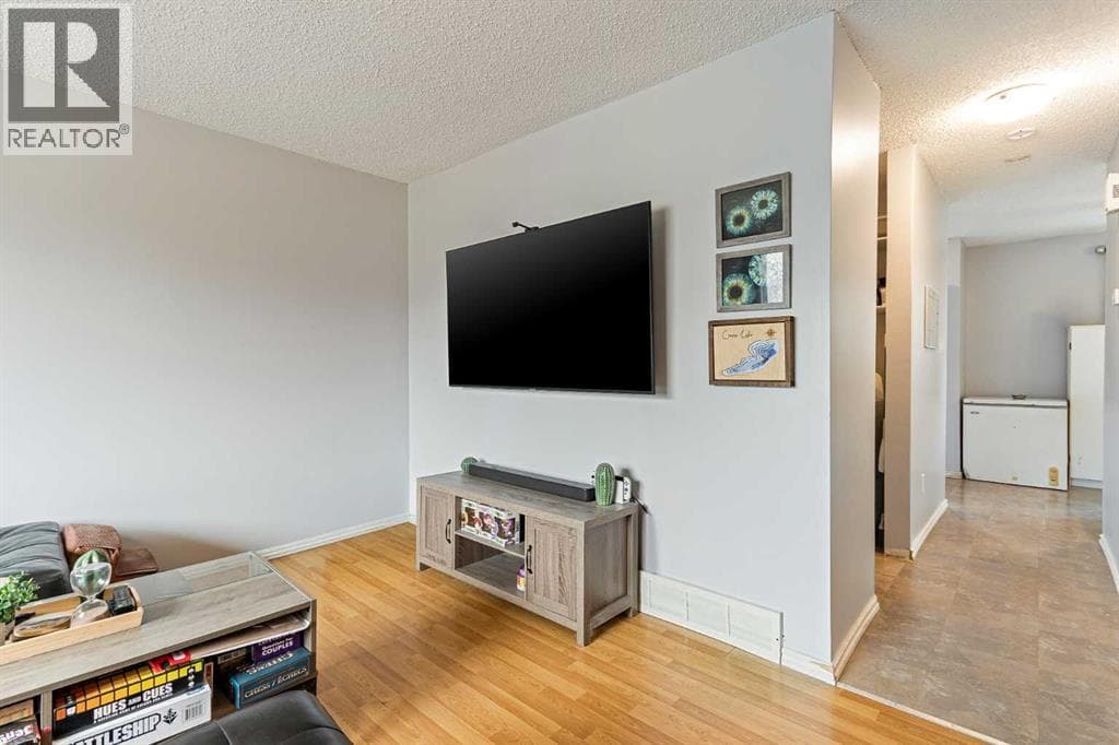 2713 47 Avenue photo 5
